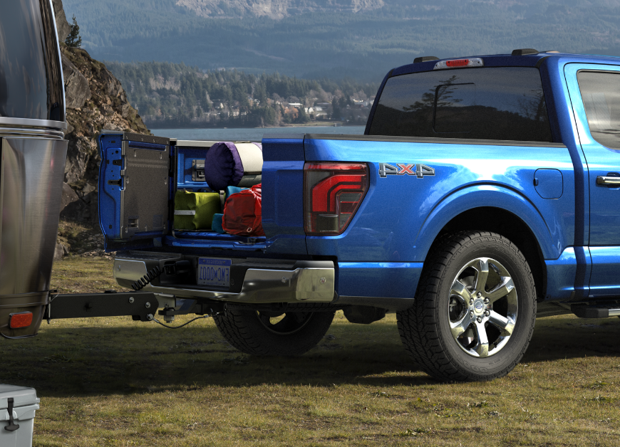 2024福特F-150® 皮卡 Pro-Access后挡板 open with gear in the truck bed